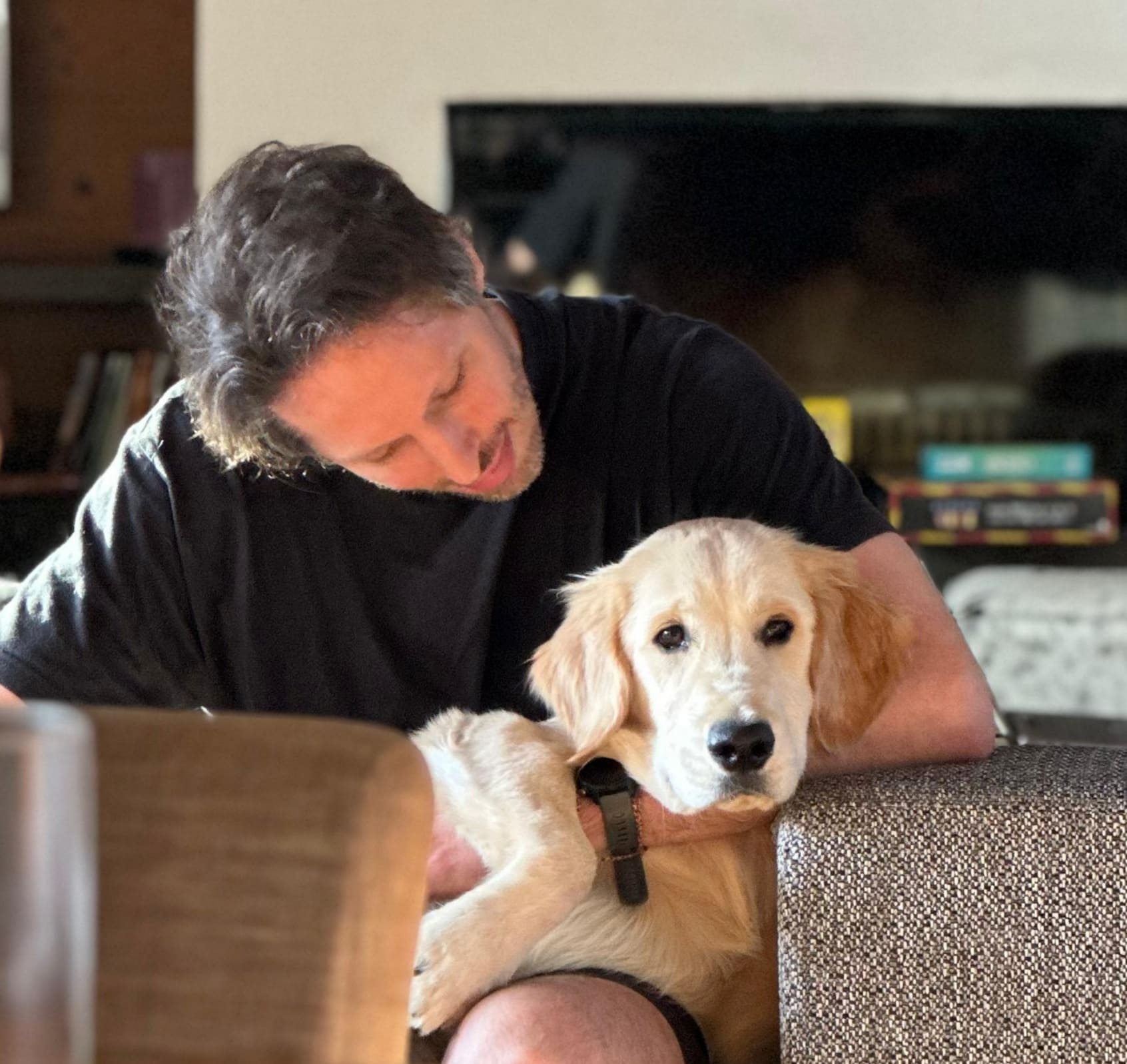 Morgan, le créateur du blog, et son jeune Golden Retriever Nelson, partageant un moment de tendresse, illustrant le Duo de Choc de Santé Golden